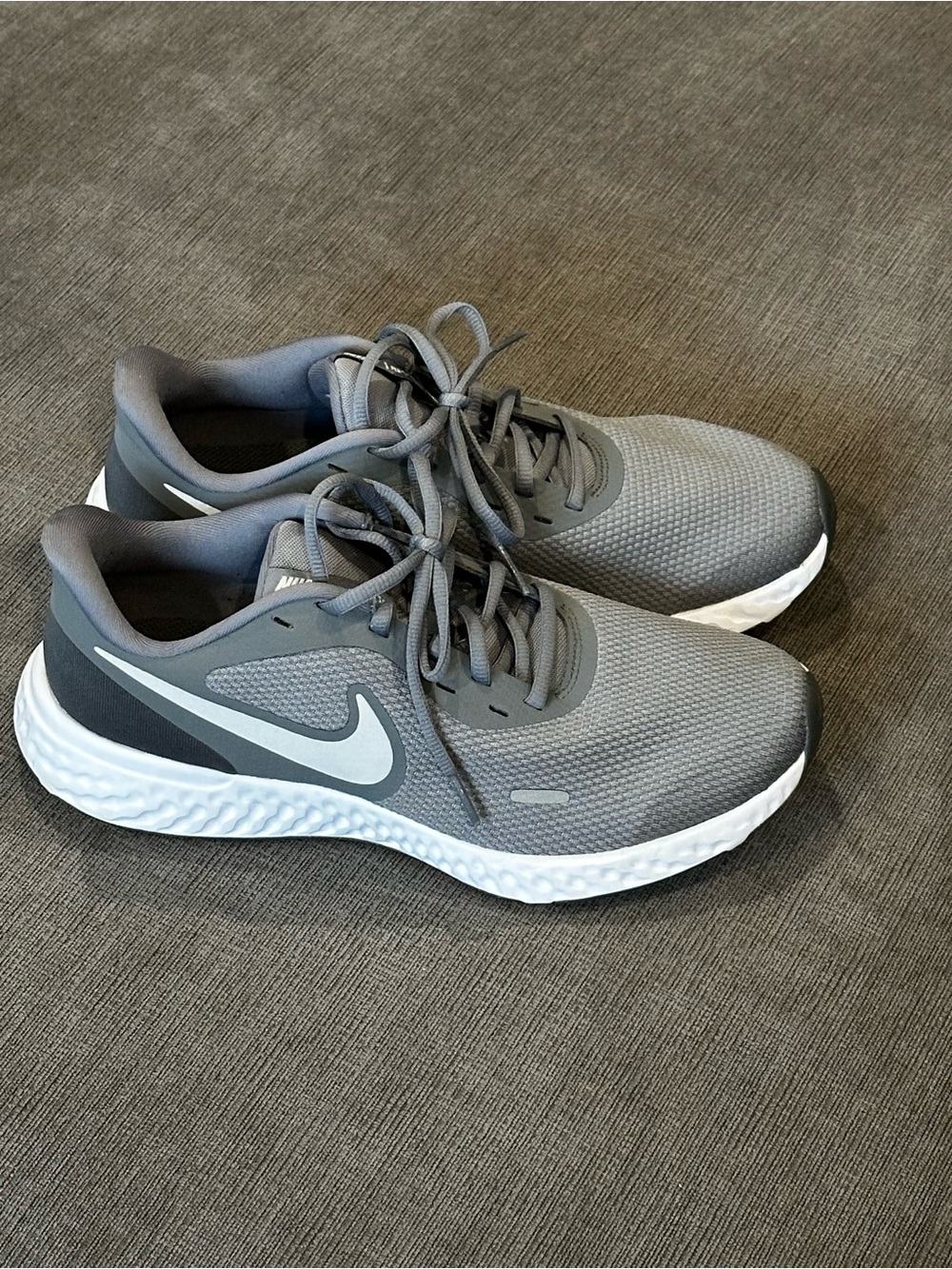 Nike Men's Grey and White Athletic Running Shoes